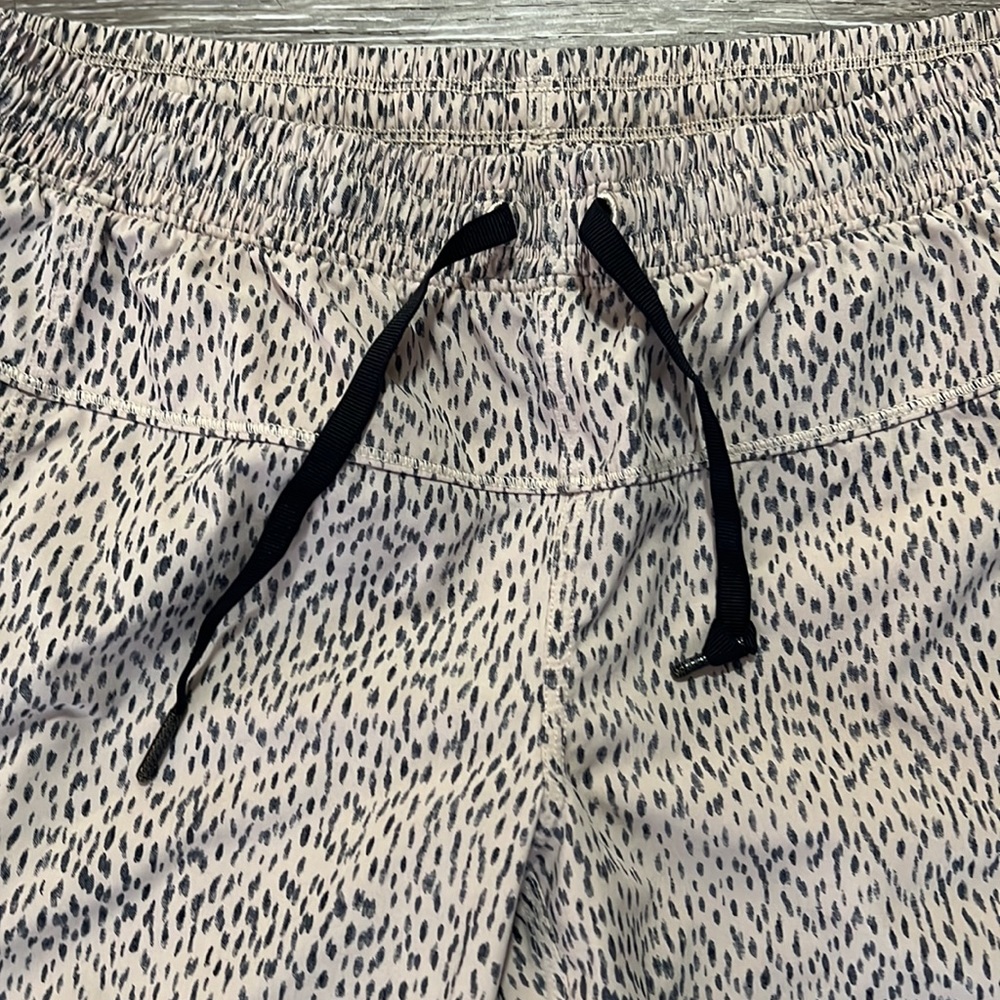 Lululemon - Picture 3 of 5